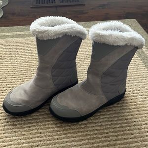 Snow boots